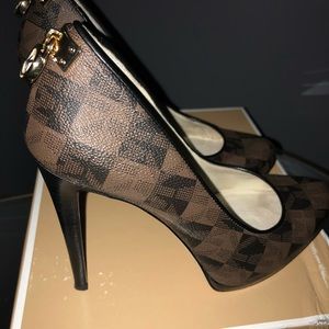 Michael Kors Size 6